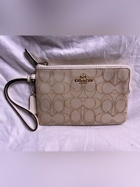 NWOT COACH Beige Signature Canvas Wristlet with Gold Tone Logo